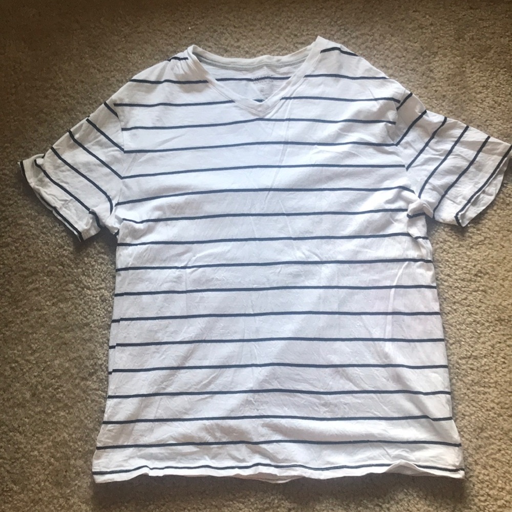 Men’s everyday tee. White v-neck with navy stripes